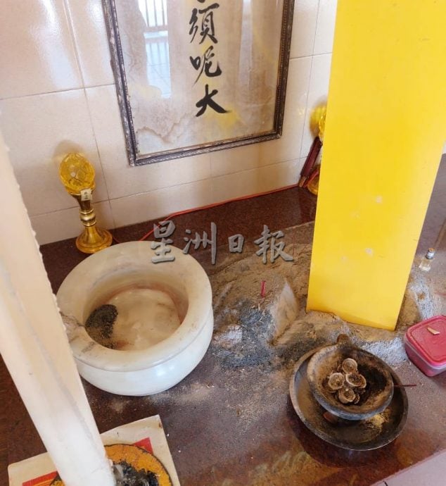 （古城第二版主文）纽大庙遭宵小闯入偷窃，老铜钟和钱财被偷走