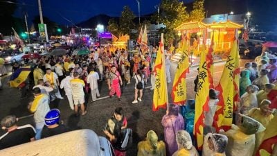 雙溪賴慈英觀鬥母宮首辦 千人冒雨看花車遊行