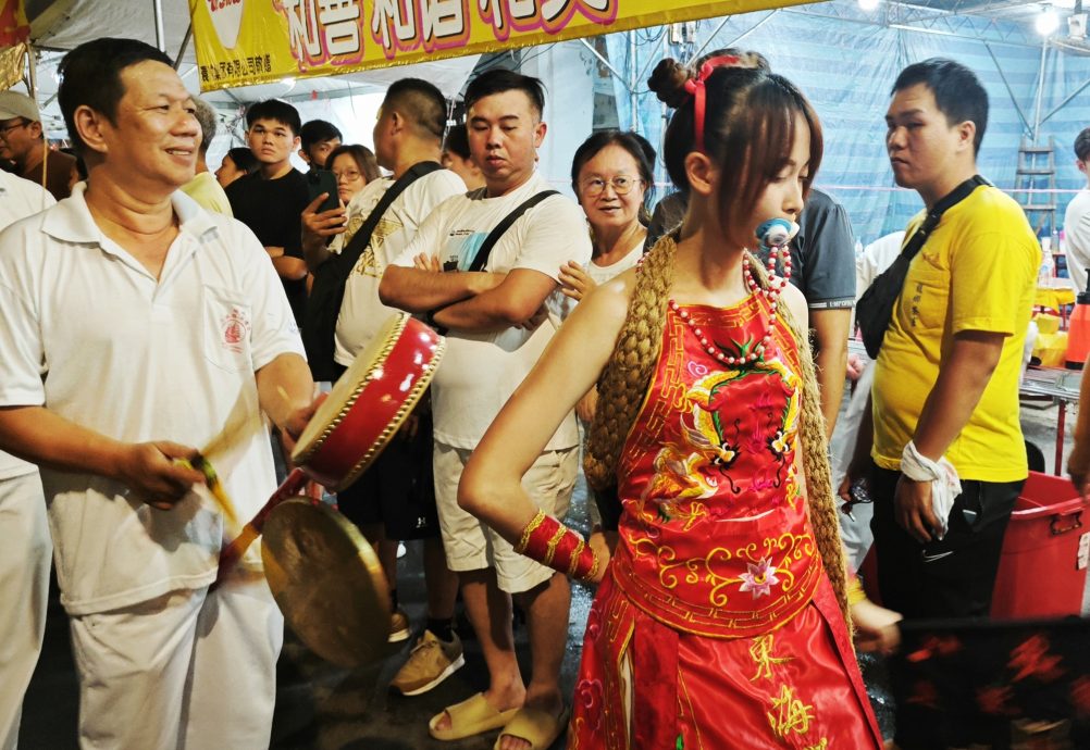 （大北马）二条路斗母宫九皇爷回銮，20神庙参与游行16乩童穿针