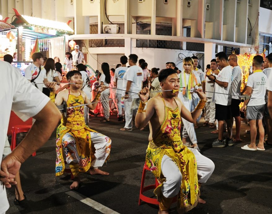 （大北马）二条路斗母宫九皇爷回銮，20神庙参与游行16乩童穿针