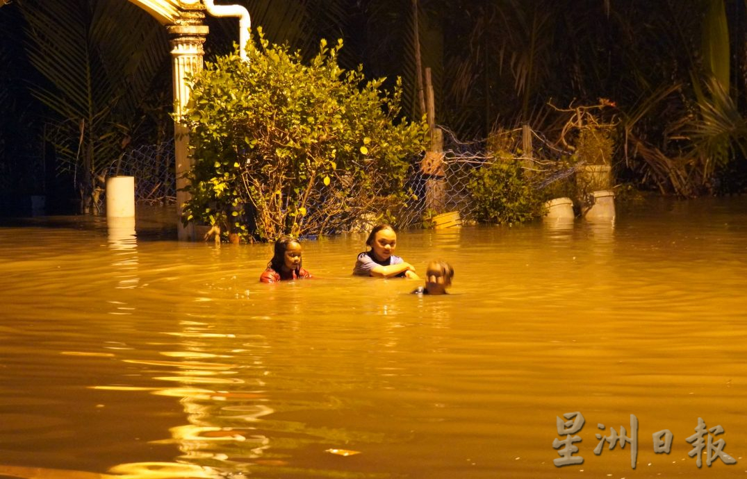 （大北马）农历九月十七大涨潮，海潮泛滥湍急，沿海村水位至2呎高，PGA哨站也不能幸免