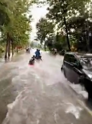 （大北马）冰桶盖当滑水板，淹水公路当滑水场，3青少年乐极生悲落网