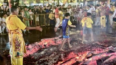 加央斗母宫   百人赤脚走火路