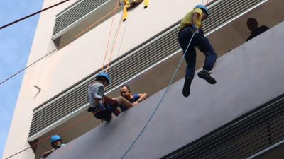 【校园报道】日新中学课外活动日 义卖会人来人往