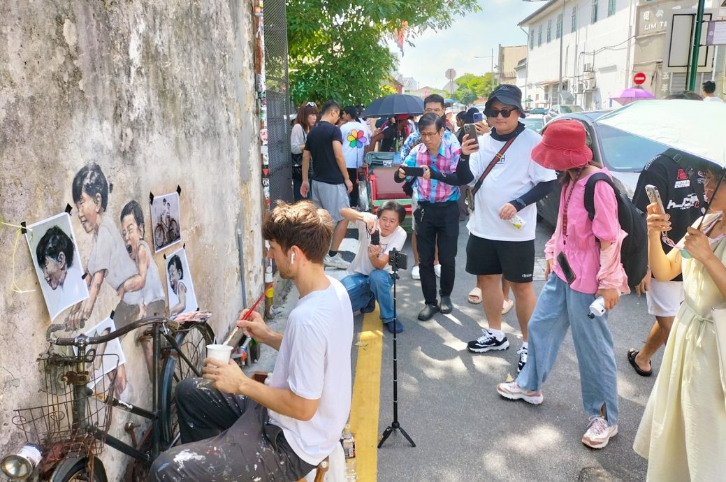 （大北马）恩尼斯古迹区街头修复3壁画 游客惊呼“真的是他！”