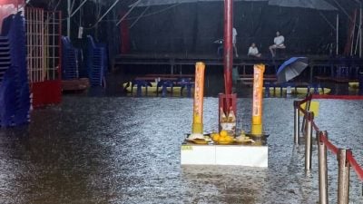 数小时暴雨河水倒灌   大年金吒坛变水上庙宇