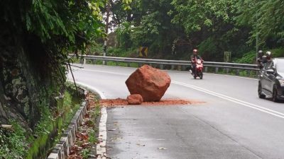 浮羅巨石滾落阻一車道   幸未釀人命傷亡