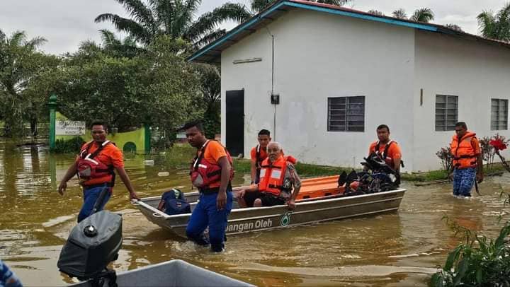 （大北马）灾民才刚清洗好客厅结果又下大雨被逼撤离到临时疏散中心