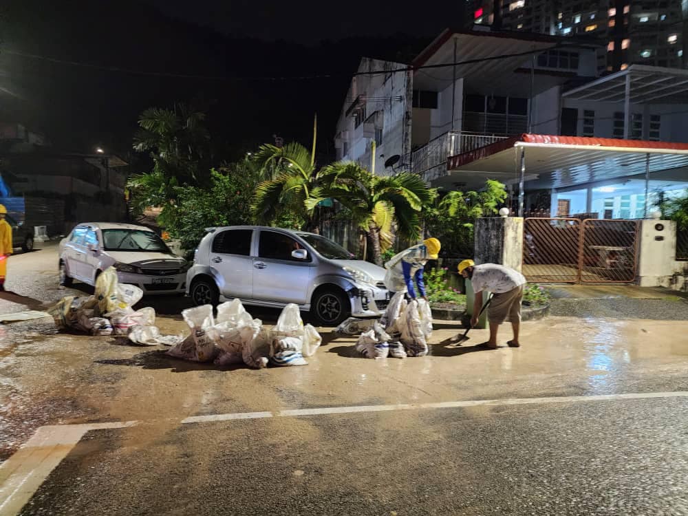 （大北马）靠近绕道工程山坡  黄泥水淹爱莲玉  //主