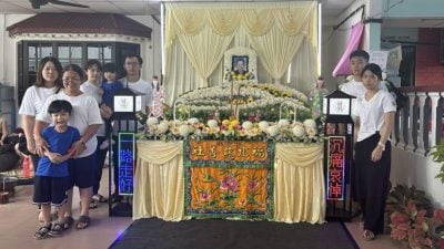 遗孀赶抵车祸现场   心疼见颜荣锦倒地呻吟