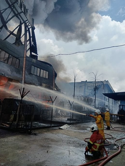 （已签发）柔：振林山南部工业物流园工厂火警   大火浓烟骇人   传1人受伤