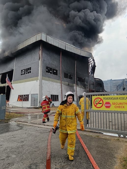 （已签发）柔：振林山南部工业物流园工厂火警   大火浓烟骇人   传1人受伤