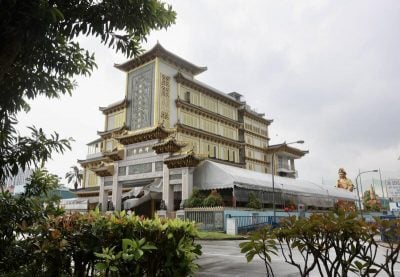 高喊“庙是我的” 男子大闹竹林寺