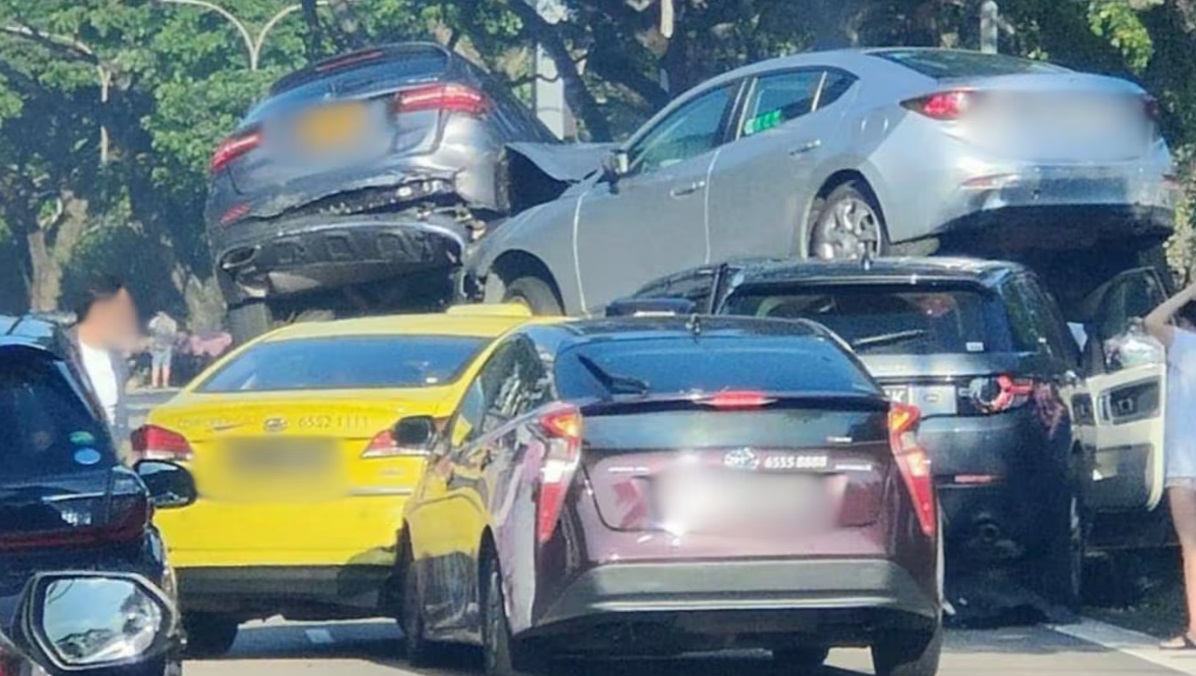  （已签发）柔：狮城二三事：东海岸公园大道严重连环车祸 至少9车“叠罗汉”场面吓人