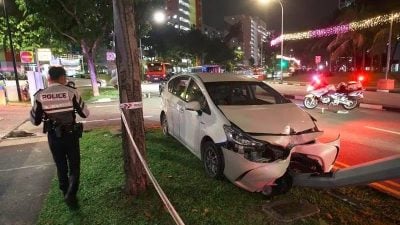 疑失控衝逆向車道 轎車先撞德士再撞柱