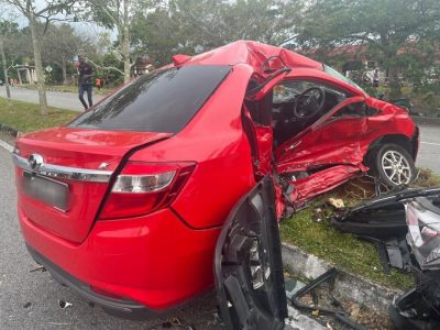 金巒鎮交通圈嚴重車禍 轎車凹陷父子重傷