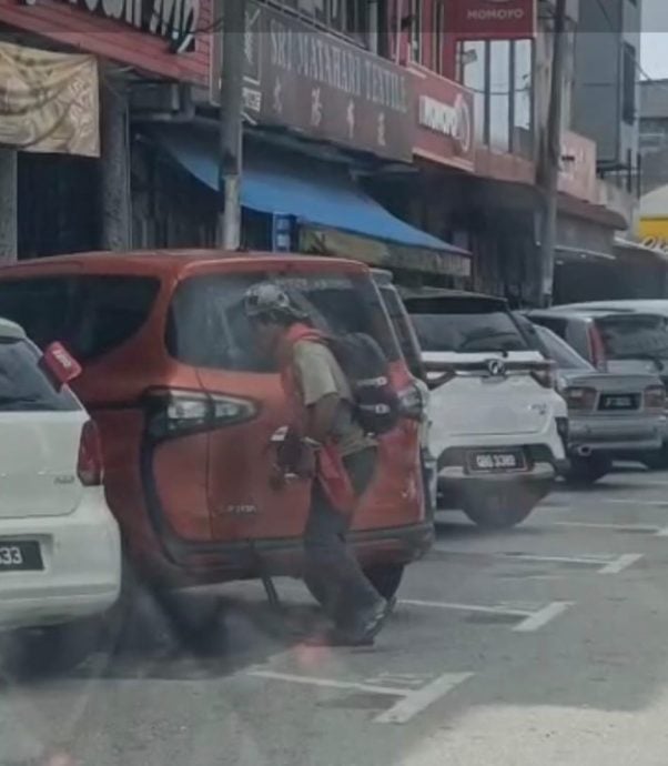 （已签发）柔：闹市街头折断汽车后窗雨刷，峇警扣查25岁外籍男子