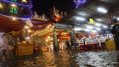 安邦南天宮冒雨迎九皇爺   淹水無阻善信膜拜