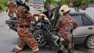 轎車猛撞停路肩客貨車 釀母死兒傷