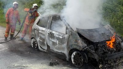 與貨卡碰撞．轎車起火燒燬