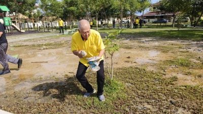 視察工程見散落滿地 . 陳超耀公園撿拾垃圾