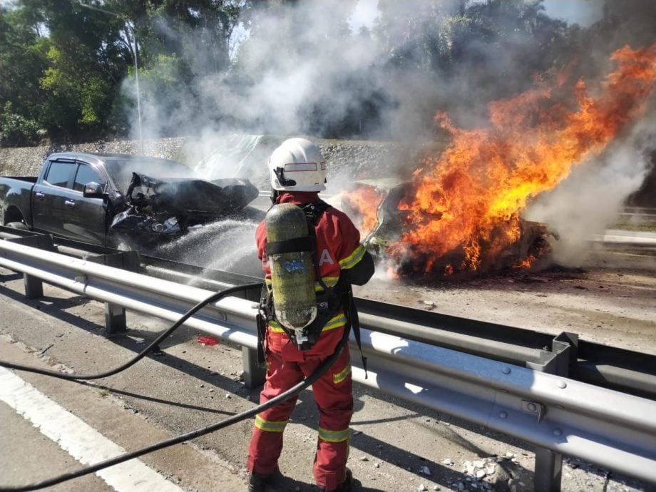 NKVE车祸火烧3车 司机伤者送院