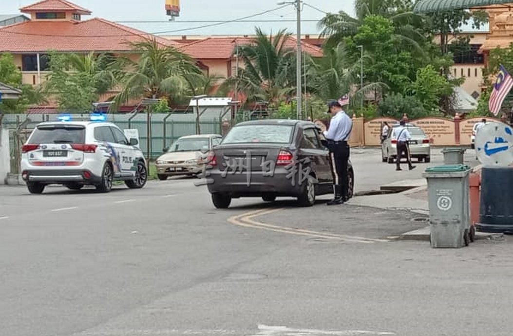 NS马口:交警频频取缔万乐镇违例停车