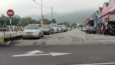 马口明发茶室前道路重铺 错划箭头车辆“进退两难”