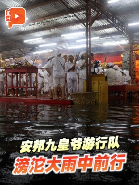 迎神日水涝庙宇 九皇爷暴雨中前行