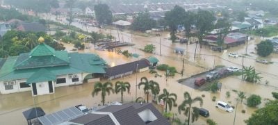 视频| 逾10小时长命雨  巴生多地又淹水 苦了上班族！