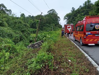 客貨車載送途中翻落斜坡  . 6男女中學生受傷送院