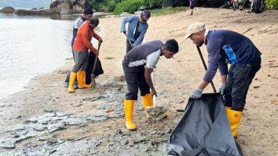 Pantai Esen受不明污染 PIC净滩 带走20袋泥状物