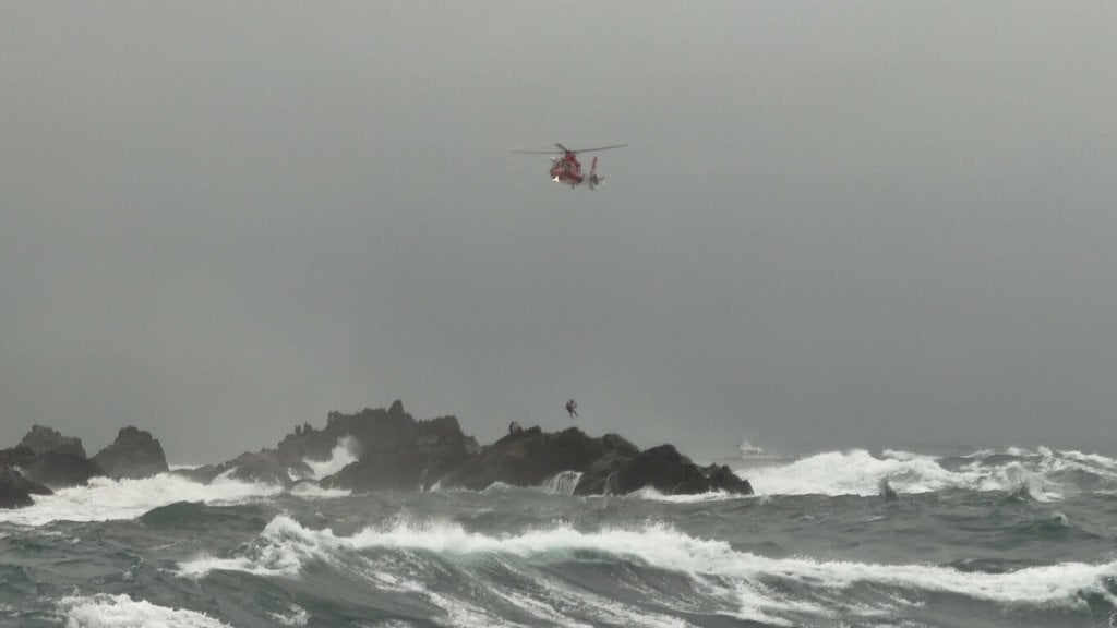 19人钓鱼团遇巨浪 7人落海6获救1身亡