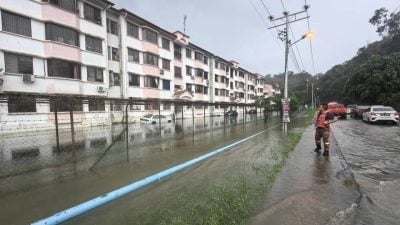 中午一场豪雨 大亚庇多区现闪电水灾