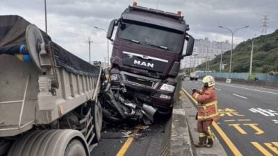 2砂石車前後夾殺 轎車壓扁司機慘死