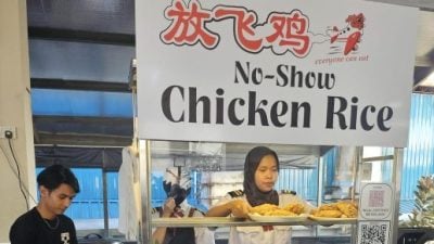 航空主题鸡饭档爆红  网笑：点餐了不要“放飞鸡”