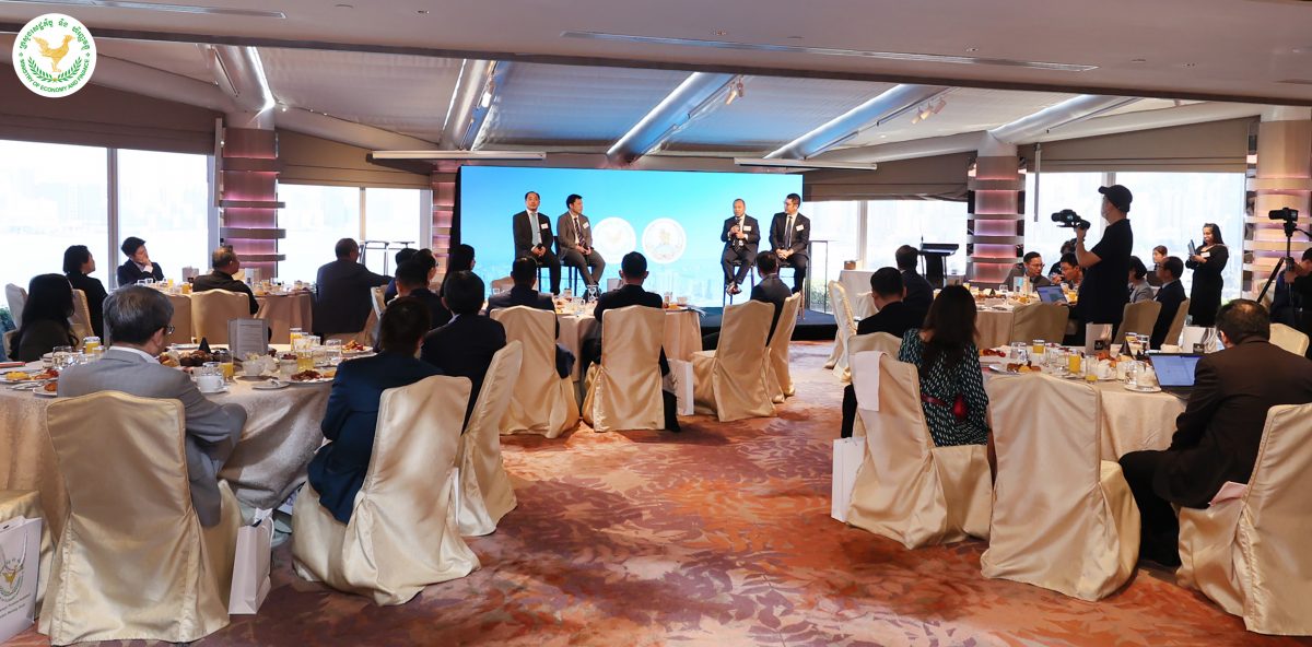 Guests actively listen to the presentation during the investment roadshow, demonstrating strong interest in the potential of Preah Sihanouk Province as a prime investment destination.