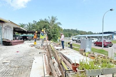 侵占政府地 引起堵车 . 摊位违建被拆除