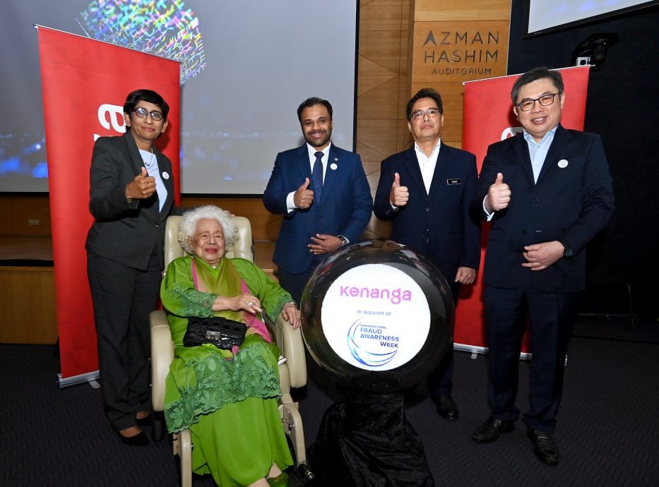 From left: Maheswari Kanniah, Group Chief Regulatory and Compliance Officer of Kenanga Investment Bank Berhad (“KIBB”); YM Tan Sri Dato’ Paduka Tengku Noor Zakiah Noor Ismail, Founder Emeritus and Adviser of KIBB; Mr. Ganesh Thuraisingham, Head of Asia Pacific Development of the Association of Certified Fraud Examiners; Tan Sri Dato’ Seri Panglima Haji Azam bin Baki, Chief Commissioner of the Malaysian Anti-Corruption Commission; and Datuk Chay Wai Leong, Group Managing Director of KIBB at the launch of KIBB’s flagship programme, Fraud Awareness Week 2024.