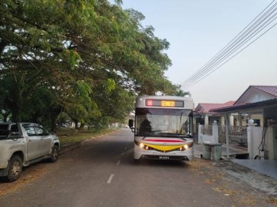 業者：美化樹樹沒修剪 . 樹枝損壞巴士冷氣壓縮機