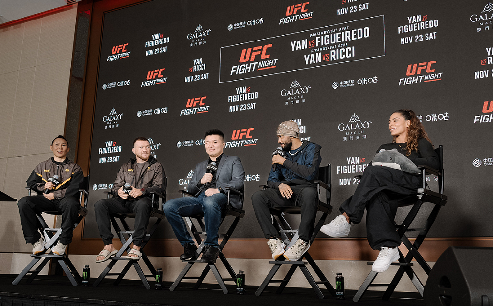 A press conference for UFC® FIGHT NIGHT MACAU: YAN vs. FIGUEIREDO was held on November 21 afternoon at the Galaxy International Convention Center banquet hall. The main and co-main event athletes Petr Yan (second from the left), Deiveson Figueiredo (second from the right), Yan Xiaonan (first from the left) and Tabatha Ricci (first from the right) were in attendance to speak to media.