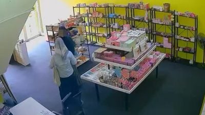 视频 | 女店员疑遭到催眠  奉上金饰予陌生妇女