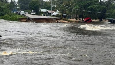 道北往彭加兰古堡道路 遭洪水冲断