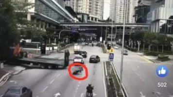 罗里倒退冲出道路   骑士被辗毙