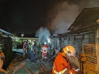 视频|新村杂货店失火  幸受控未殃及附近住家