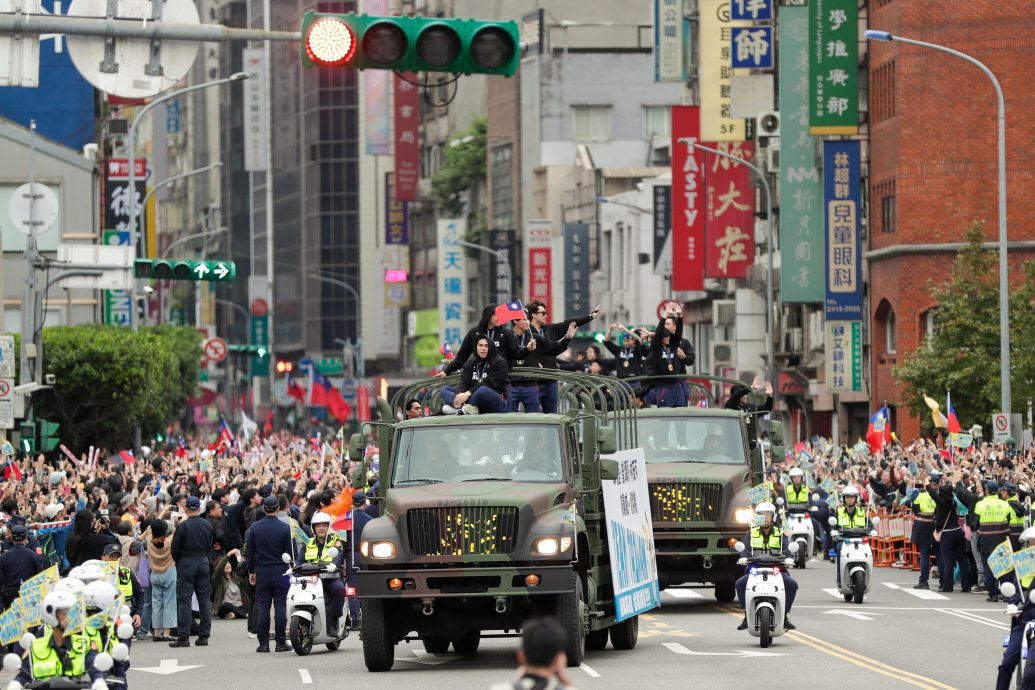  “台湾棒球英雄”游行登场 大批球迷夹道欢迎 