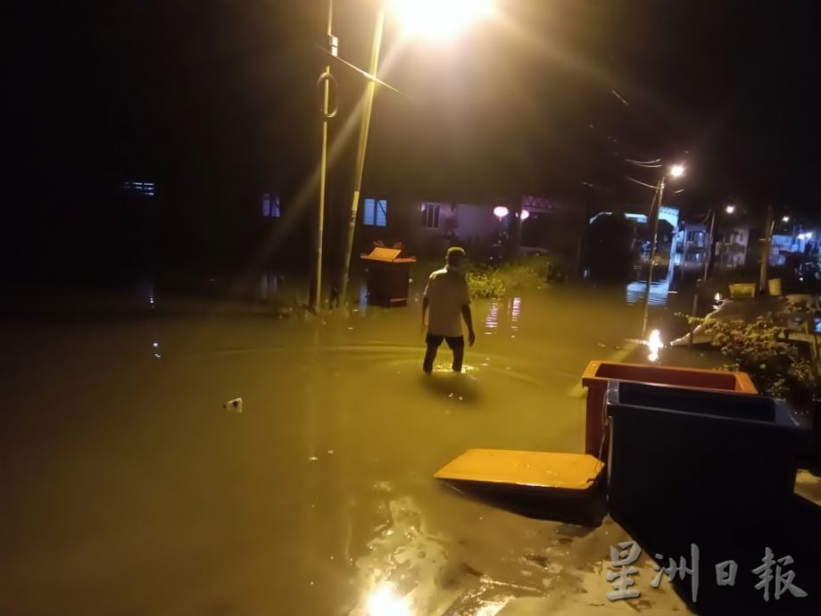 下霹低洼区清晨淹水 海潮再现威力减 