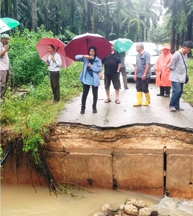 东:亚益仁耐通往登宝阁道路被水冲毁   