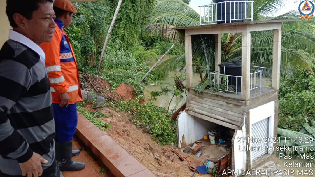 东:大雨引发土崩，乐玛区一间民宅的水槽倒下，车库也岌岌可危