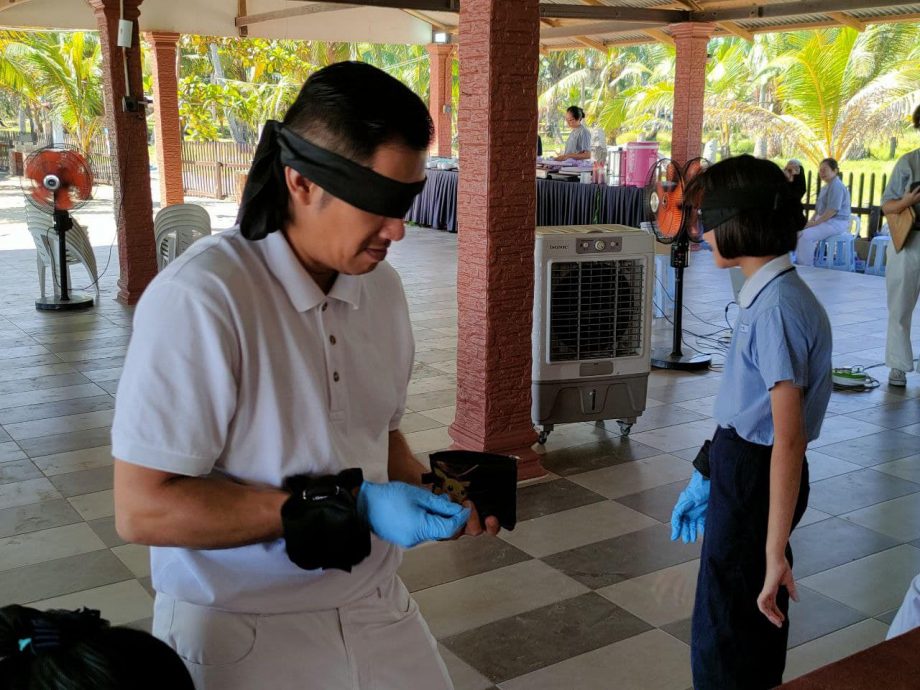 东：丹州慈济的人文学校在美丽的万捷县达邦海滩（PANTAI TAPANG）的晨曦中迎来了一场别开生面的结业典礼。